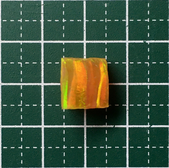 《人工オパール》(ネオンオパール) 原石 オレンジ/オレンジ斑 1.8g ② (樹脂含侵) 2枚目の画像
