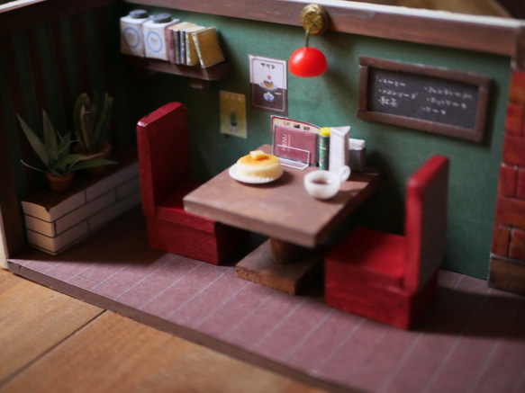 一家有著微型外觀的複古咖啡店 第4張的照片