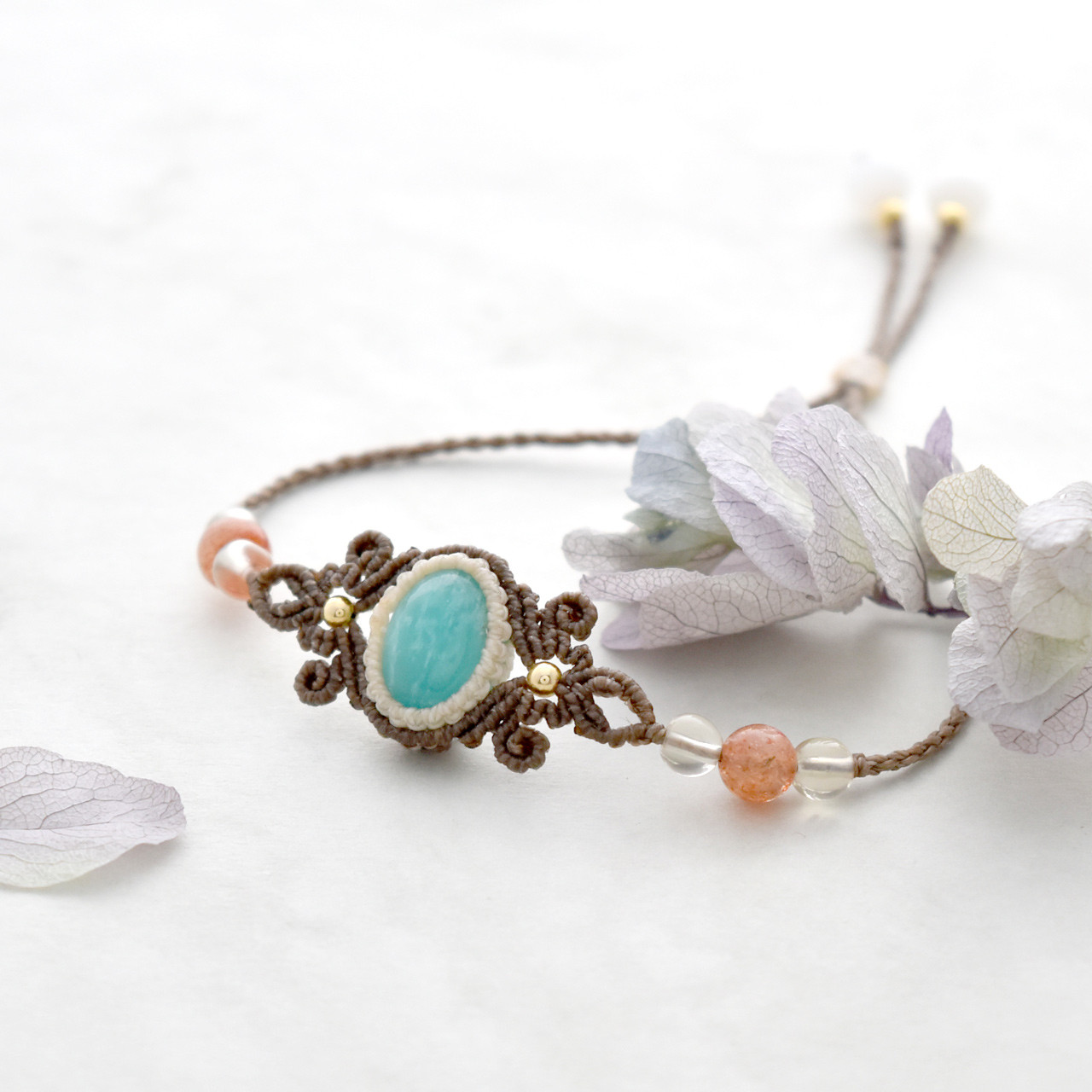 【終売セール】アマゾナイトのマクラメ編みお守りブレスレット【佳憐 −カレン−】シリーズ