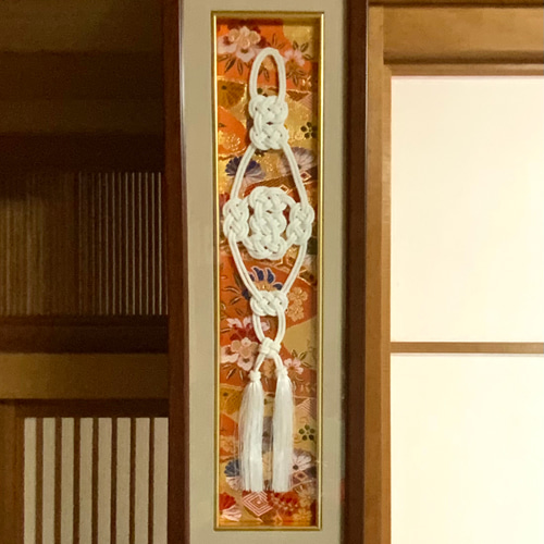 印傳　大神楽　額縁入り　壁掛け　壁飾り 飾り結び額 短冊 お袈裟結び 朱赤 白 タペストリー・壁掛け 訶梨勒