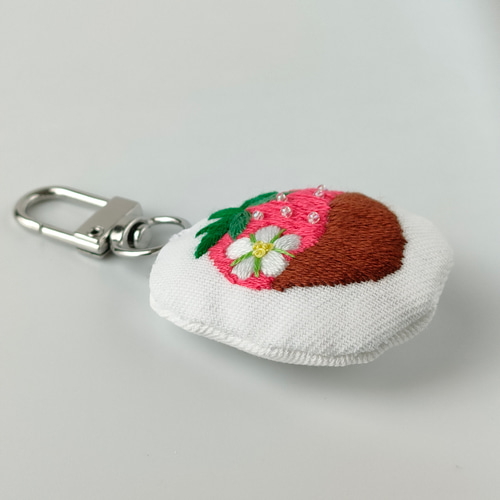 バレンタインチョコがけいちごの刺繍キーホルダー ブローチ かな