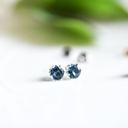 自分に必要なものやチャンスを引き寄せる石　VVSランク ロンドンブルートパーズ スタッドピアス5ｍｍ　11月誕生石 2枚目の画像