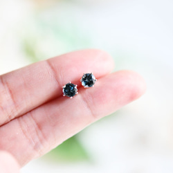 自分に必要なものやチャンスを引き寄せる石　VVSランク ロンドンブルートパーズ スタッドピアス5ｍｍ　11月誕生石 5枚目の画像