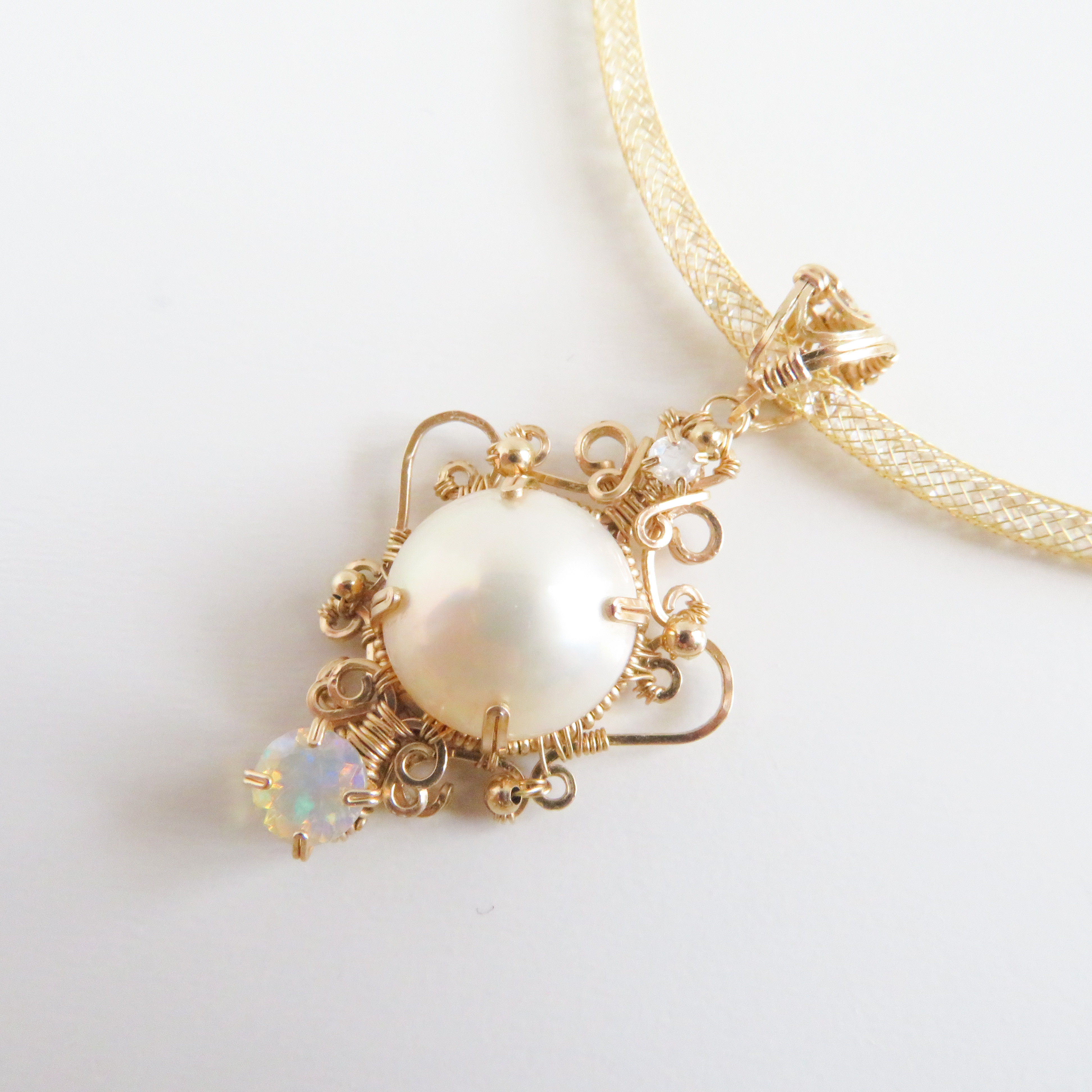 マベパールとエチオピアオパールのワイヤー爪留めペンダントトップ