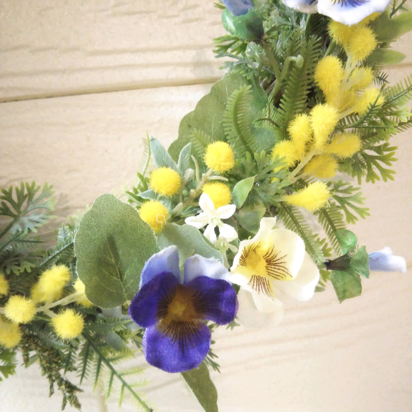 春色 ミモザ と ビオラ の ガーデン リース 3枚目の画像