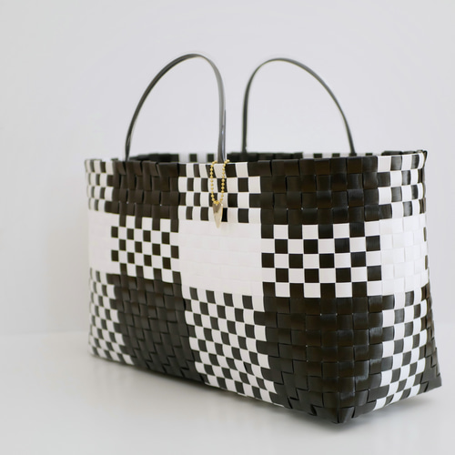 チェック柄 プラスチック製かごバッグ　woven 大ぶりチェック柄XL ブラック×ホワイト 2WAYプラカゴバッグ