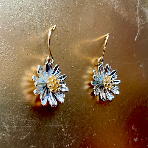 ★JUDY AND PAUL★ フリー ドロップ デイジー シルバー ピアス デイジーのピアス or イヤリング / Daisy Pierced or Clip-On Ea