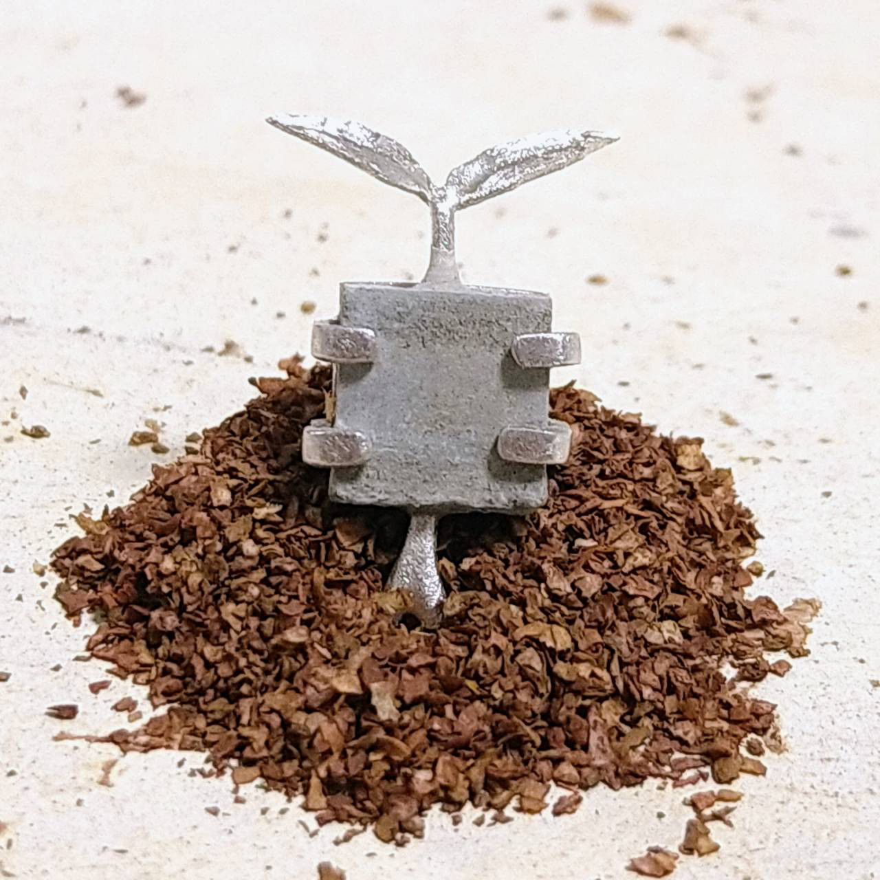 コンクリート新芽 ｜ ピンバッチ ｜ 正方形 ｜ PN2