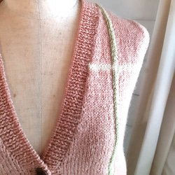 春色　サーモンピンクの編み込みベスト　手編みベスト 7枚目の画像