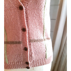 春色　サーモンピンクの編み込みベスト　手編みベスト 8枚目の画像