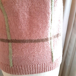 春色　サーモンピンクの編み込みベスト　手編みベスト 5枚目の画像