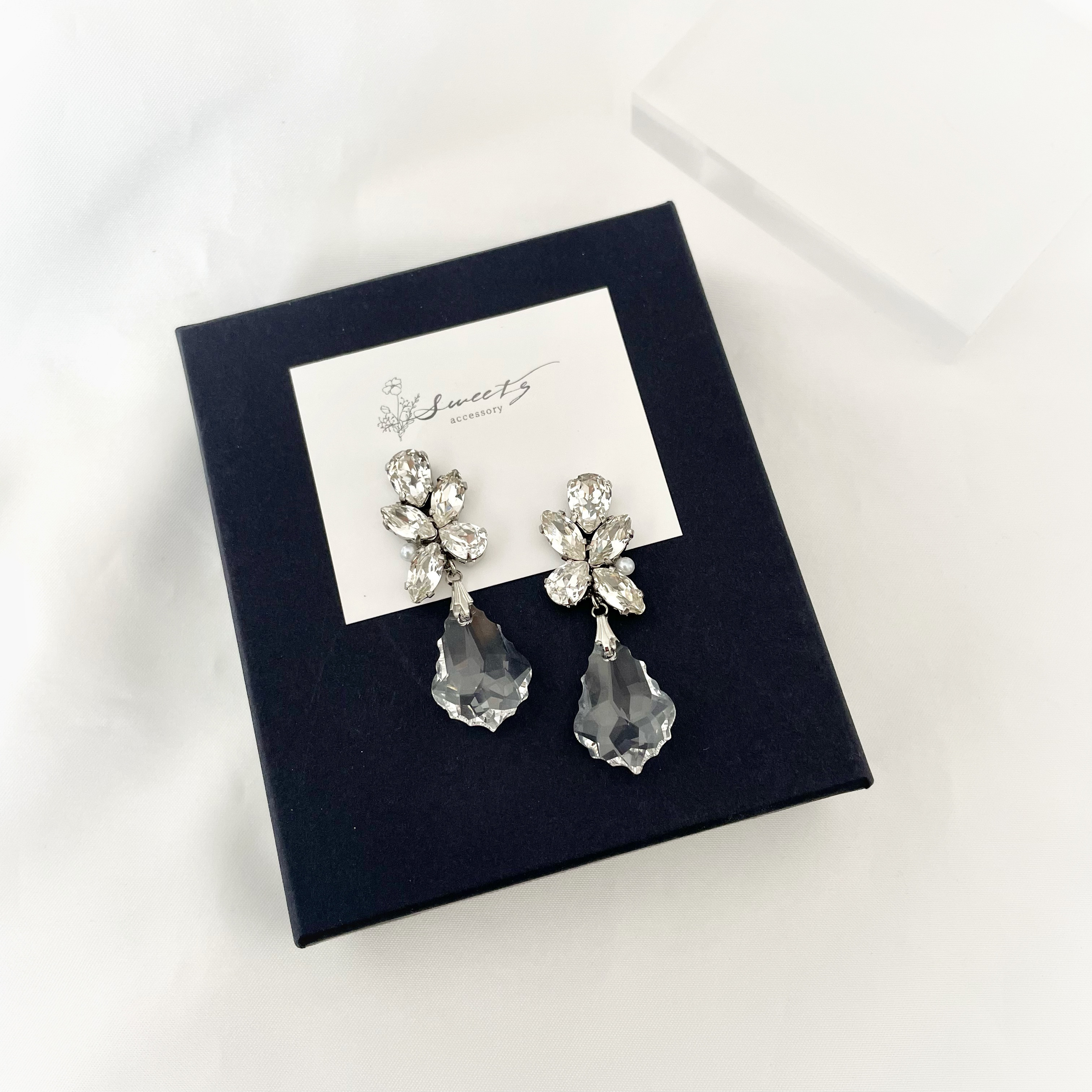 クリスタルリーフビジューのクリアクリスタルピアス・イヤリング／ウェディング・ブライダル・花嫁さまに