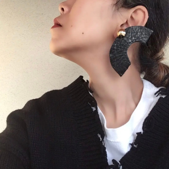 ハンドメイド イヤリング 栃木 レザー ヌメ革 ブラック ゴールド 