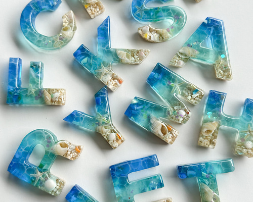 maresesese 様　専用　イニシャルキーホルダー　青　ハンドメイド　冬　雪 数量限定】海のイニシャルキーホルダー その他アクセサリー