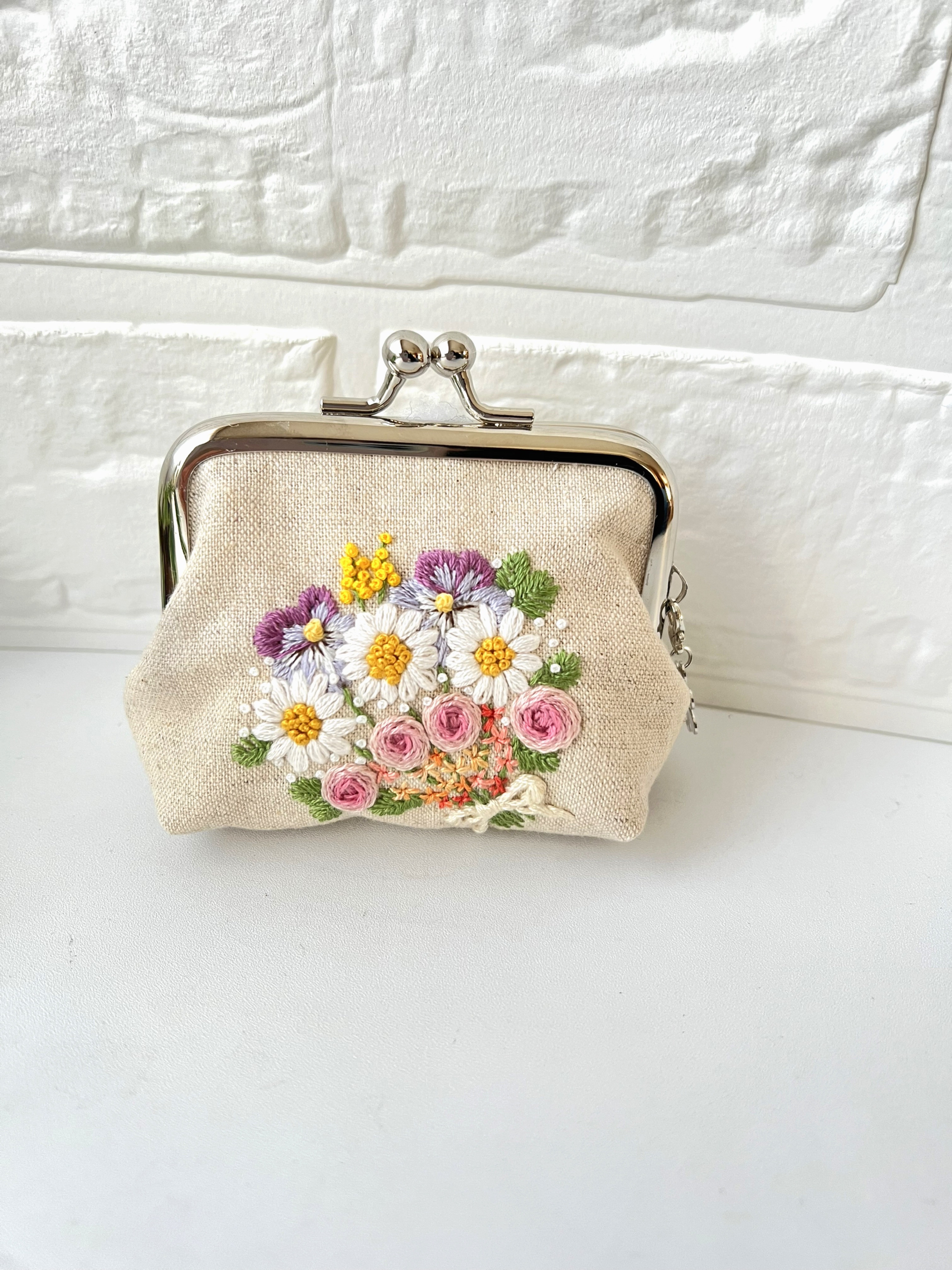 リバティのパッチワークに刺繍も合わせた欲張りな がま口ポーチ4