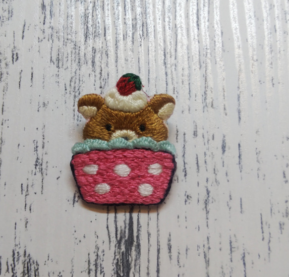 クマのカップケーキ　刺繍ブローチ 2枚目の画像