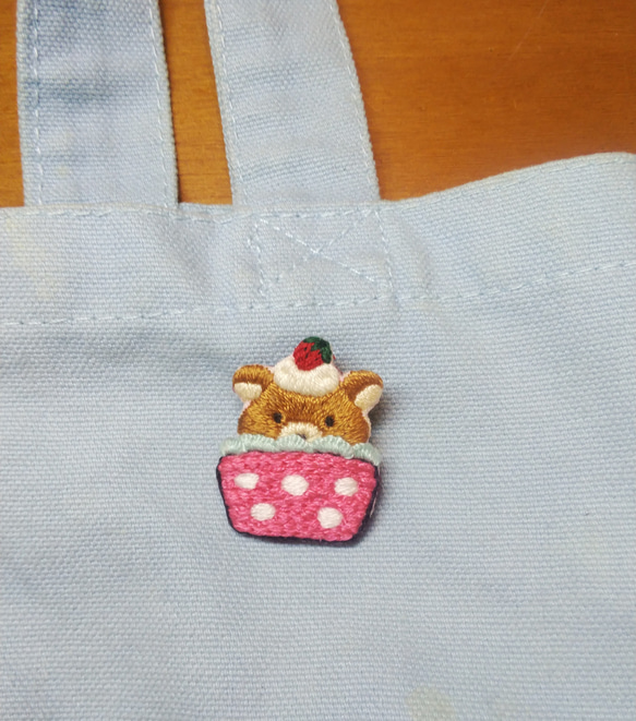 クマのカップケーキ　刺繍ブローチ 4枚目の画像