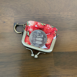 リアルいちご柄のミニミニがま口　アクセサリーポーチ　コインケース 3枚目の画像