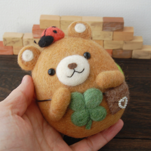 羊毛フェルトのくまちゃん てんとう虫とクローバーVer. 羊毛