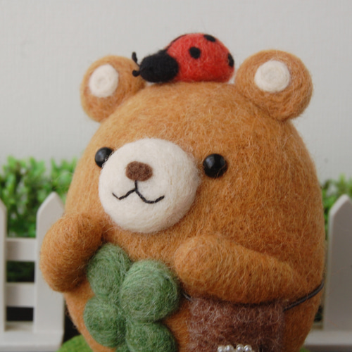羊毛フェルトのくまちゃん てんとう虫とクローバーVer. 羊毛フェルト