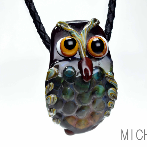 フクロウのトンボ玉 ガラスのジュエリー ペンダントトップ ふくろう