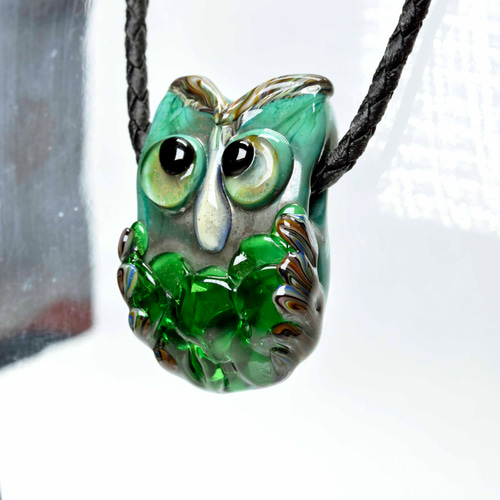 フクロウのトンボ玉 ガラスのジュエリー ペンダントトップ ふくろう