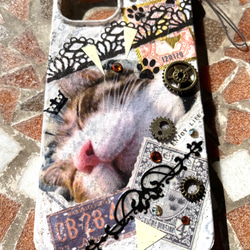 【新作】iPhone13用カバー・蓄光「猫と王冠シリーズ・ATUKO」天然石ストラップ付き 1枚目の画像