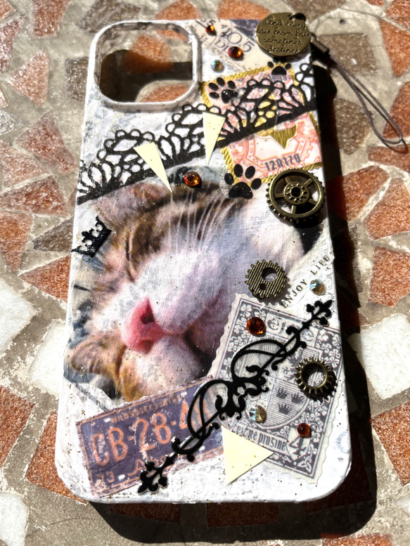 【新作】iPhone13用カバー・蓄光「猫と王冠シリーズ・ATUKO」天然石ストラップ付き 1枚目の画像