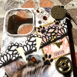 【新作】iPhone13用カバー・蓄光「猫と王冠シリーズ・ATUKO」天然石ストラップ付き 2枚目の画像