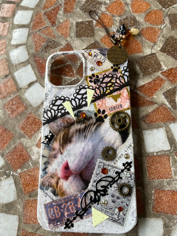【新作】iPhone13用カバー・蓄光「猫と王冠シリーズ・ATUKO」天然石ストラップ付き 7枚目の画像