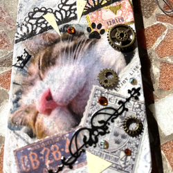 【新作】iPhone13用カバー・蓄光「猫と王冠シリーズ・ATUKO」天然石ストラップ付き 3枚目の画像