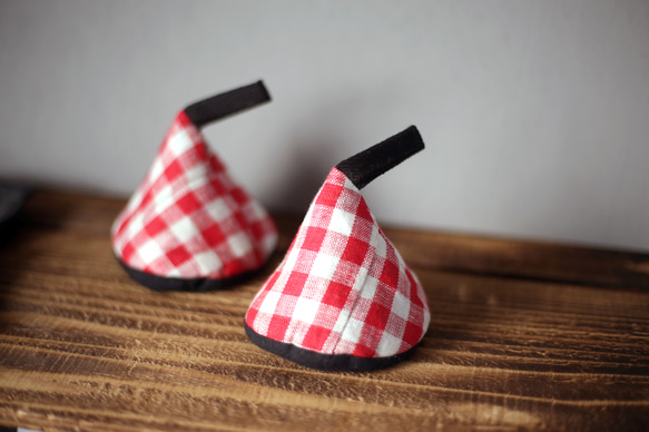 三角鍋つかみ　2個セット　リトアニアリネン　赤　チェック　北欧雑貨　キッチン雑貨 1枚目の画像