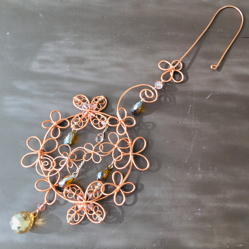 銅線と四つ葉のクローバーリースのサンキャッチャーインテリア サン