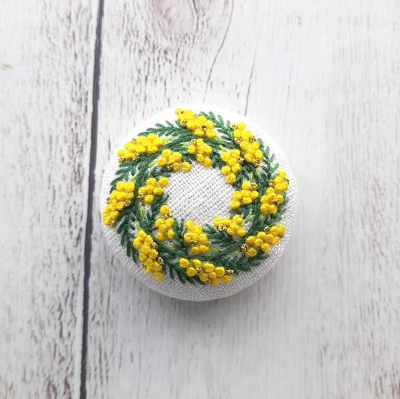 handmade刺繍くるみボタン マグネット仕立て✤ミモザのリース⚘⚘⚘