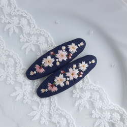 大人可愛い 桜の季節 刺繍パッチンピン　桜刺繍パッチン留め　桜ヘアピン　ネイビー 2枚目の画像