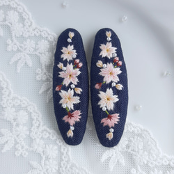 大人可愛い 桜の季節 刺繍パッチンピン　桜刺繍パッチン留め　桜ヘアピン　ネイビー 4枚目の画像