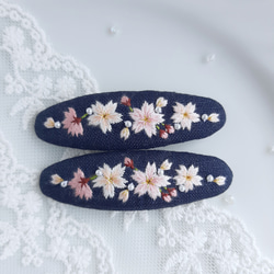 大人可愛い 桜の季節 刺繍パッチンピン　桜刺繍パッチン留め　桜ヘアピン　ネイビー 3枚目の画像