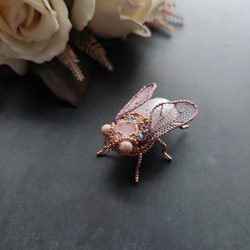珠繡飾品-粉色可愛Fly胸針 第1張的照片
