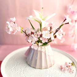 日本の美 富士型ベース満開の桜とリリー　プリザーブド菊・マム　　　　ペールピンク優しい四季彩アレンジ 7枚目の画像