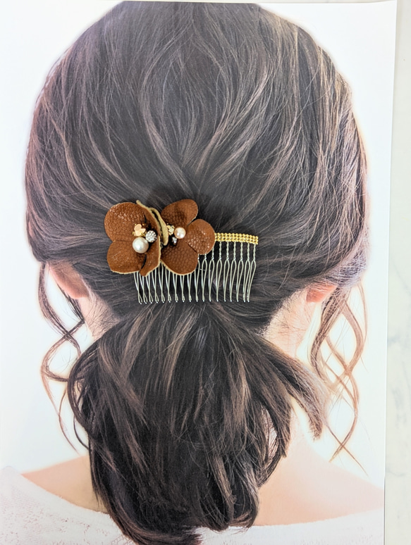 ラッピング付き♡レザー紫陽花とスワロフスキーのヘアアクセサリー　ヘアコーム　 3枚目の画像