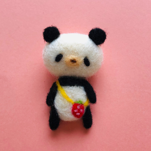 羊毛フェルト ほんわかパンダといちごポーチのブローチ 赤のイチゴ かわいいパンダ 羊毛フェルト ジャム 通販|Creema(クリーマ) 15318510 羊毛フェルト ほんわかパンダといちごポーチのブローチ 赤のイチゴ かわいいパンダ 羊毛フェルト ジャム 通販|Creema(クリーマ) 15318510