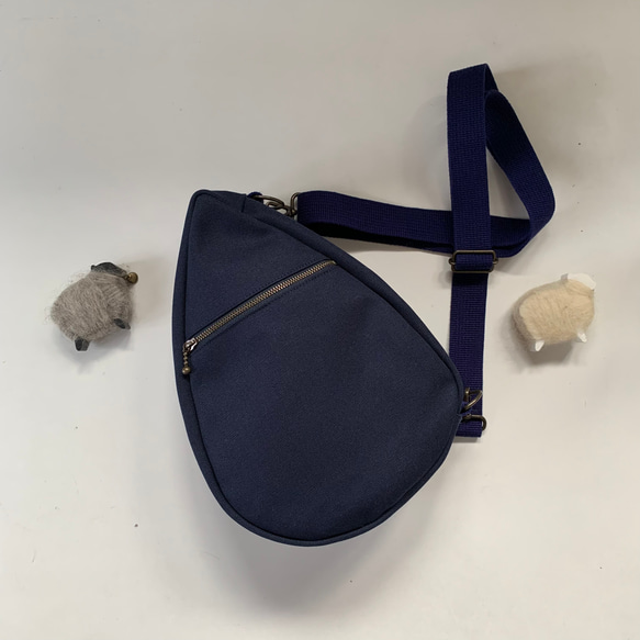「大人気 新入荷 新品」に該当するファッション通販 しずくバッグ。帆布のボディバッグサイズ。ジェンダーレスだから バッグ