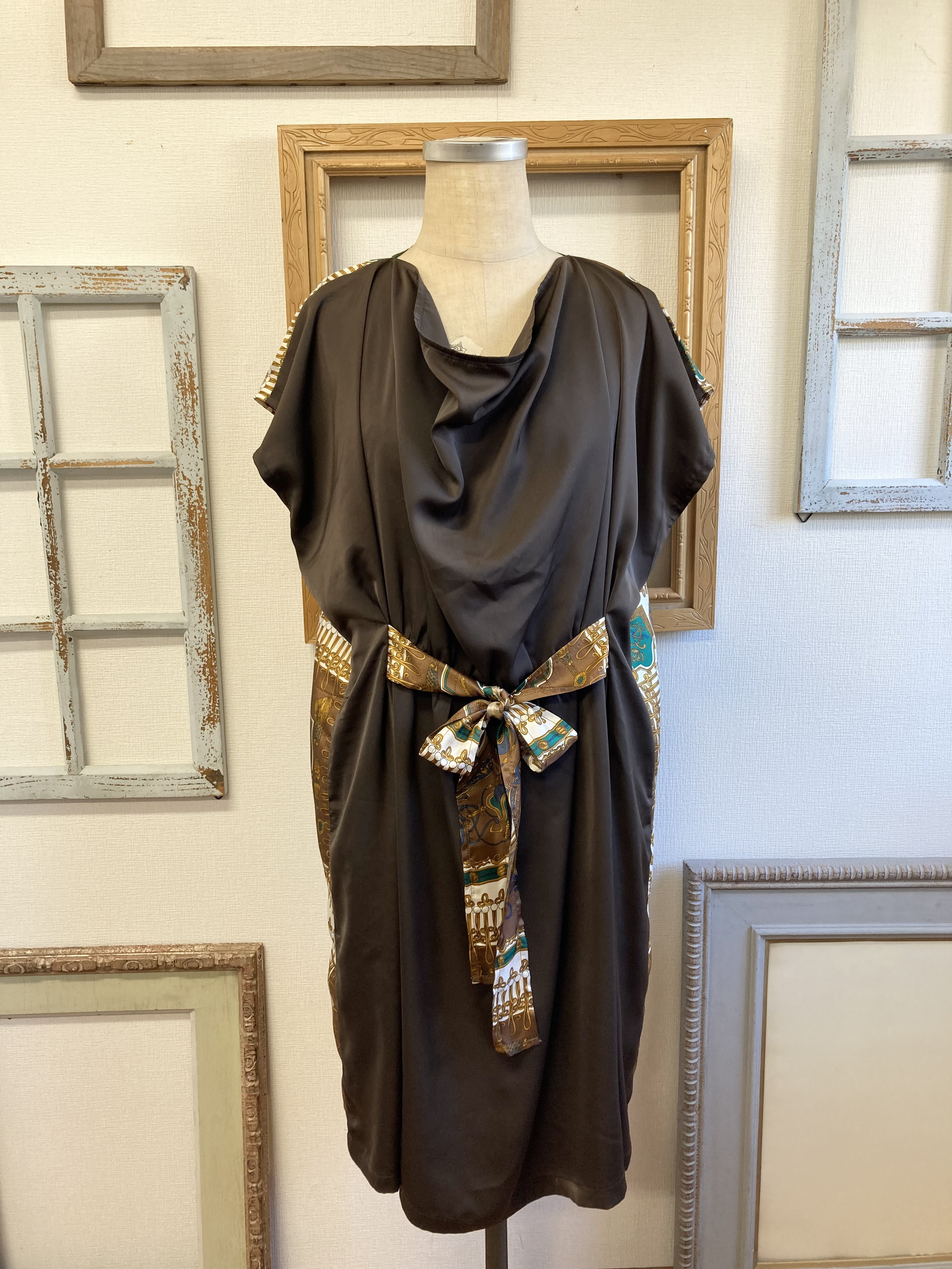 セール価格★大人の上品サテン❤️リボン付き前ドレープワンピース 茶（サイズフリーL〜L L）