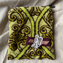 秘密の箱を開けたようなポーチ黄緑金華山織アンティークレース・ヴィンテージパーツ・チェコビーズ・ビーズ刺繍リボン 5枚目の画像