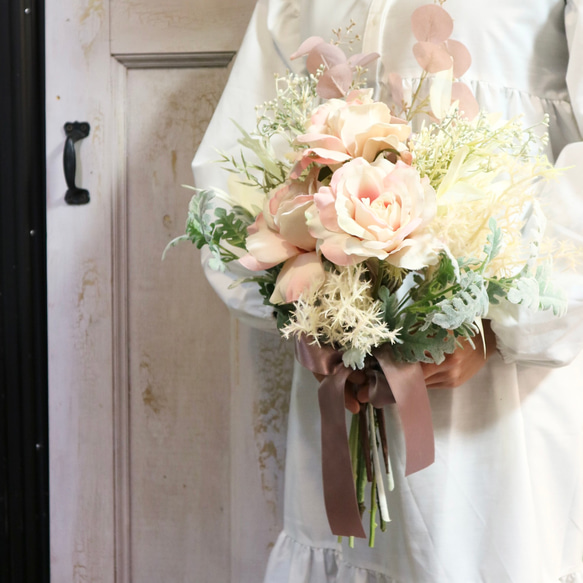 ベージュピンクバラのブーケ　ブートニア付き　結婚式　パーティー　フォトウェディング　 1枚目の画像