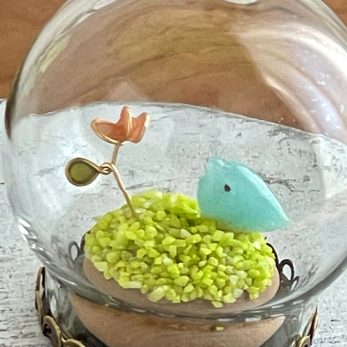 小さな小さなガラスドーム飾り◇お花を愛でる青いことり◇青い鳥の置物