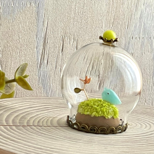 小さな小さなガラスドーム飾り◇お花を愛でる青いことり◇青い鳥の置物