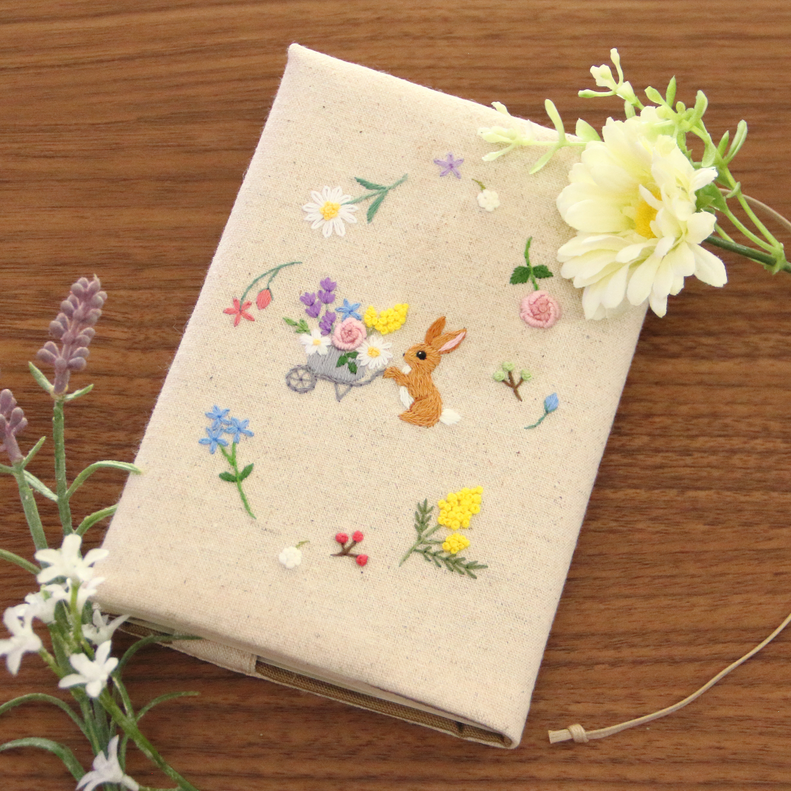刺繍　ブックカバー　うさぎの花摘み　生成り