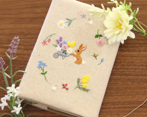 刺繍 ブックカバー うさぎの花摘み 生成り ブックカバー Himirolis