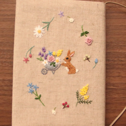 刺繍　ブックカバー　うさぎの花摘み　生成り　 6枚目の画像